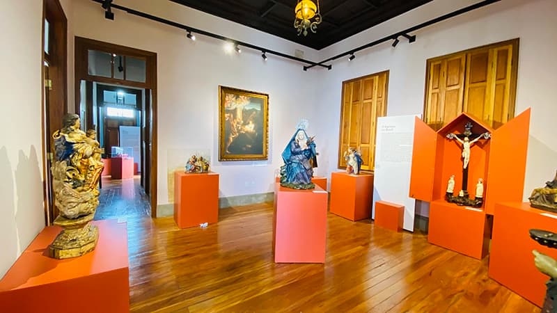 Entrada do Museu de Cera de Olímpia com a estátua do Papa Francisco