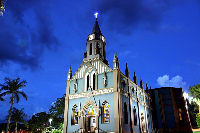 Igreja Matriz de São João Batista em um dia de céu azul em Olímpia