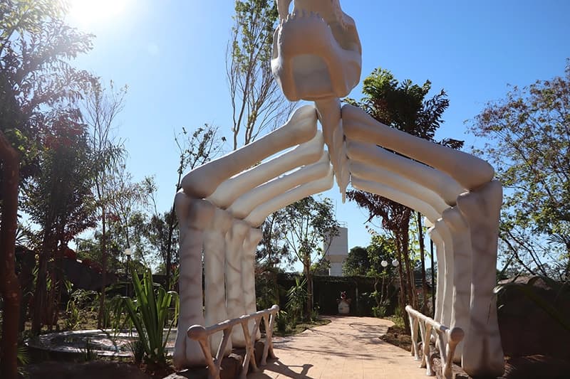 Pórtico de entrada do parque temático Vale dos Dinossauros de Olímpia