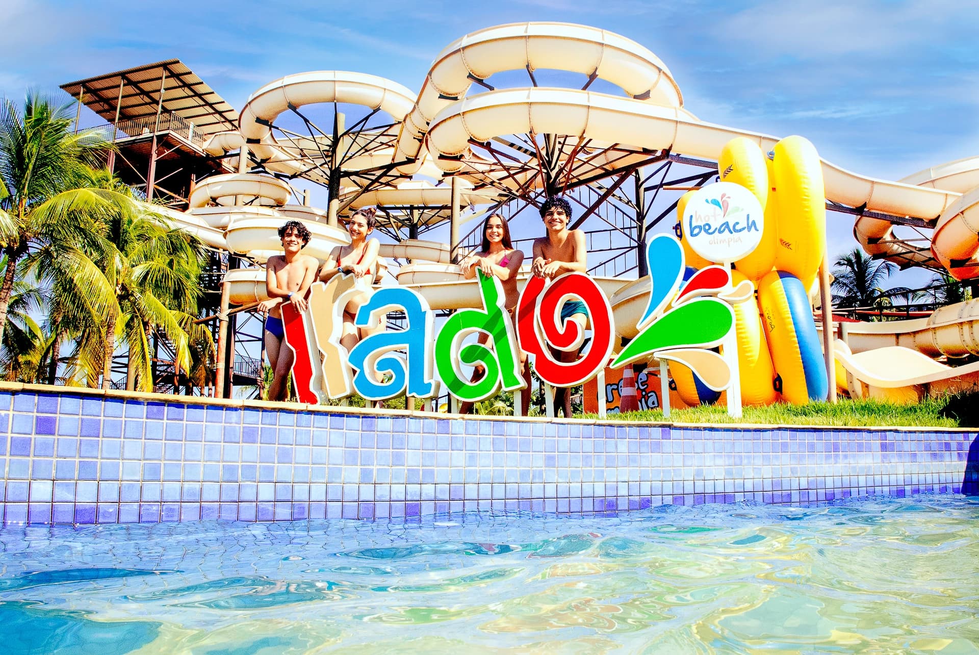 Área infantil do Hot Beach com brinquedos aquáticos e escorregadores