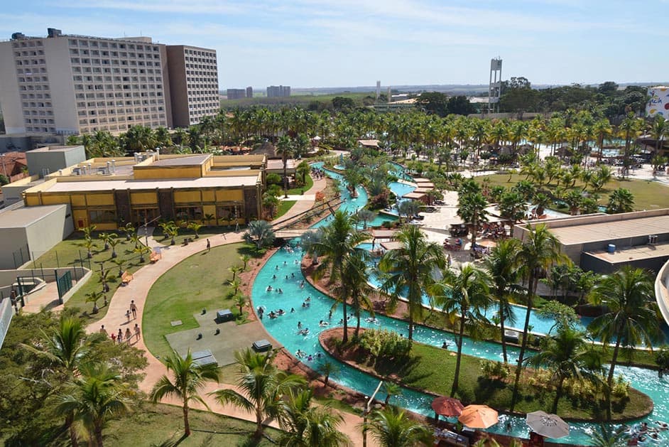 Vista aérea do Hot Beach Olímpia com a praia artificial e piscinas.