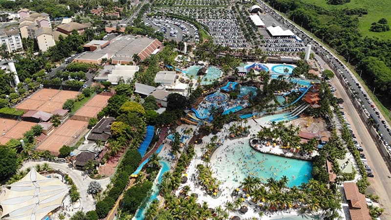 Vista aérea de piscinas e toboáguas do parque aquático Thermas dos Laranjais