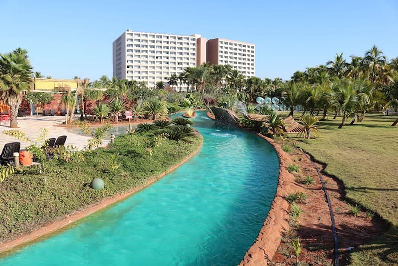 Vista aérea do resort Hot Beach com suas piscinas e áreas de lazer