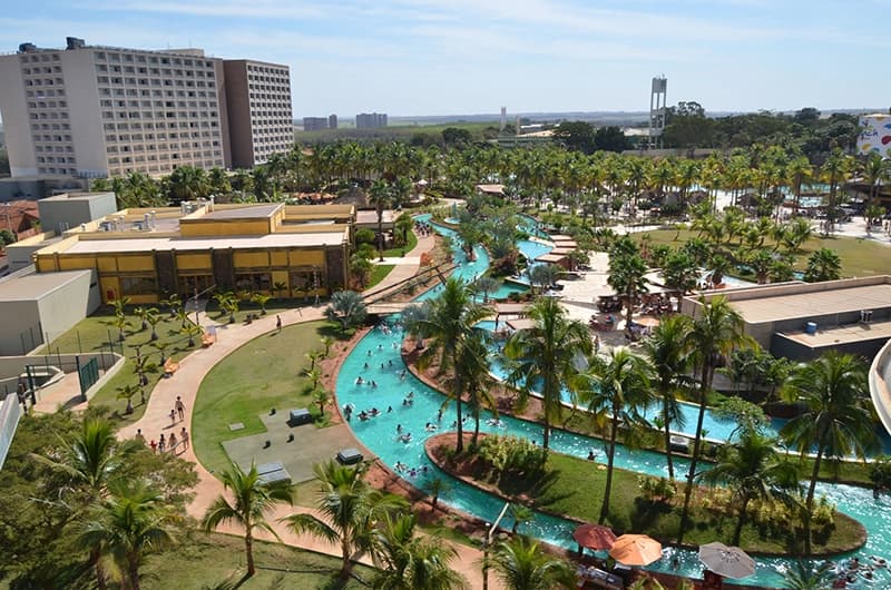 Panorâmica aérea do parque Thermas dos Laranjais e seus arredores