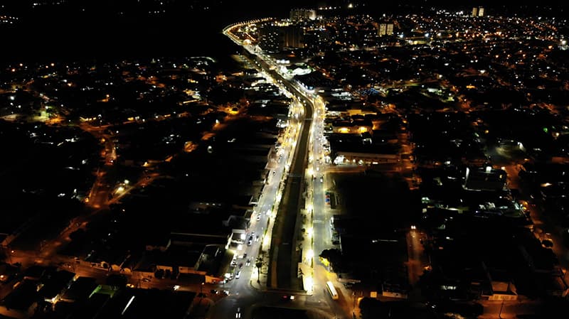 Vista aérea de um bairro com muitos coqueiros em Olímpia