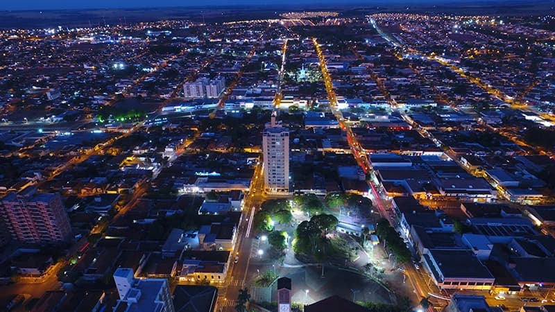 Vista aérea de bairro residencial e do Santuário de Nossa Senhora Aparecida em Olímpia
