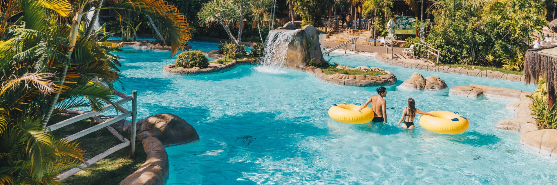 Família aproveitando as águas quentes de resort em Rio Quente