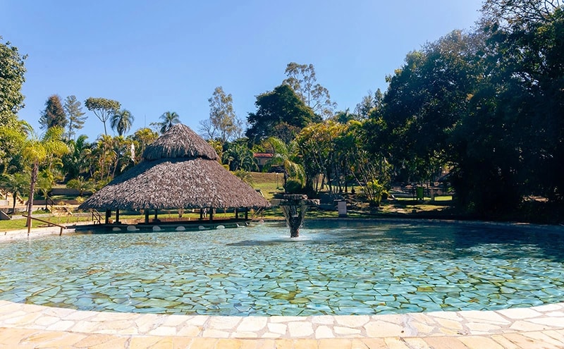 Banner principal do Eco Chalé Boutique mostrando um chalé com piscina privativa