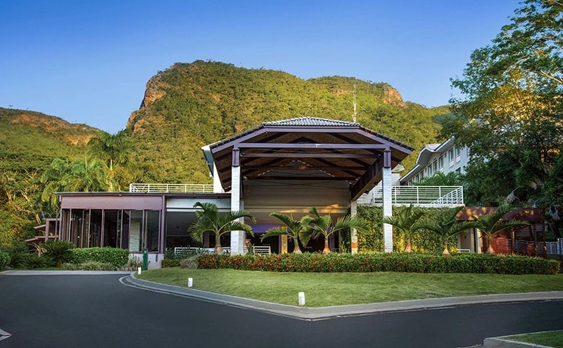Banner principal do Hotel Pousada Rio Quente mostrando sua arquitetura clássica e jardins