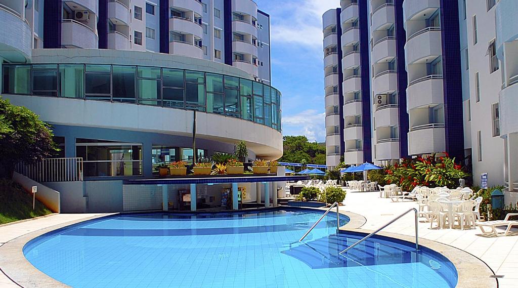 Banner principal do IMG Hotel com vista para a área de piscinas