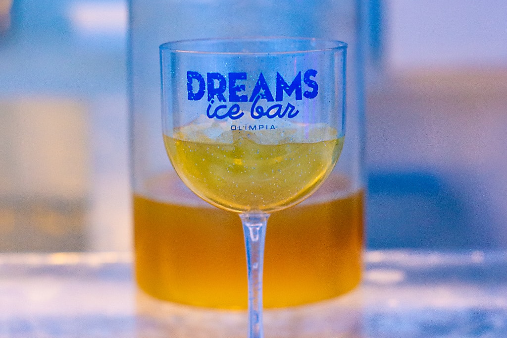 Banner do Dreams Ice Bar mostrando o interior com iluminação colorida e esculturas de gelo.
