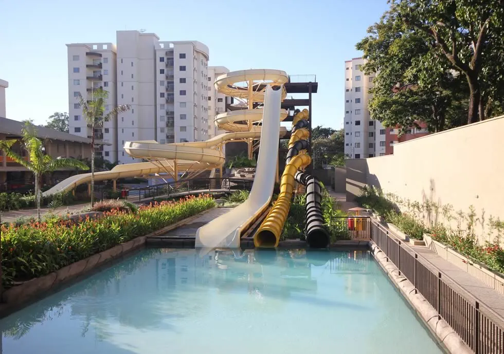 Família se divertindo na piscina de ondas do Water Park
