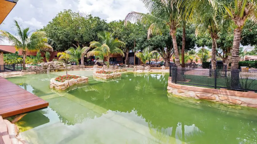 Lago de pesca esportiva do Carpe Diem Eco Resort com hóspedes pescando
