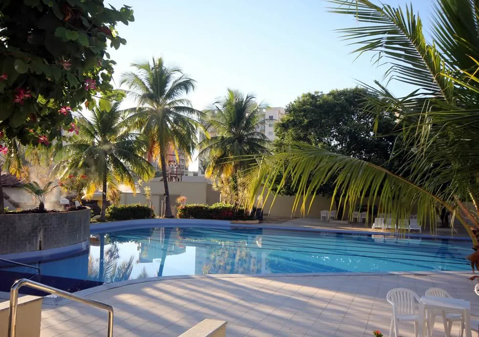 Família aproveitando a piscina de ondas no Clube Privé