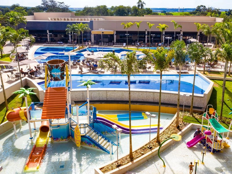 Parque aquático infantil com toboáguas e escorregadores coloridos.