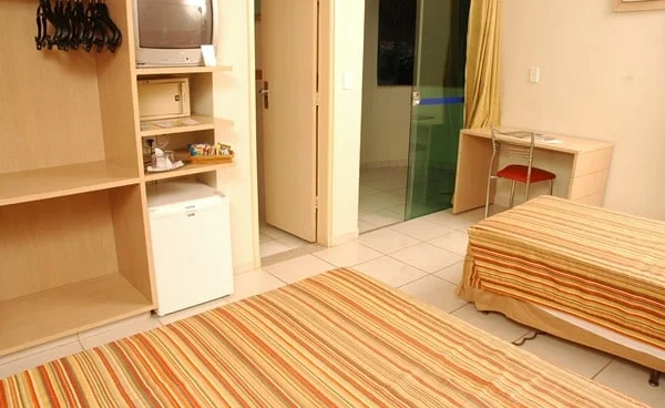 Recepção do hotel com balcão de atendimento e área de espera.