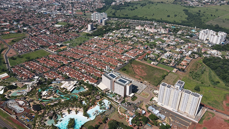 Paisagem aérea mostrando a área urbana e rural de Olímpia