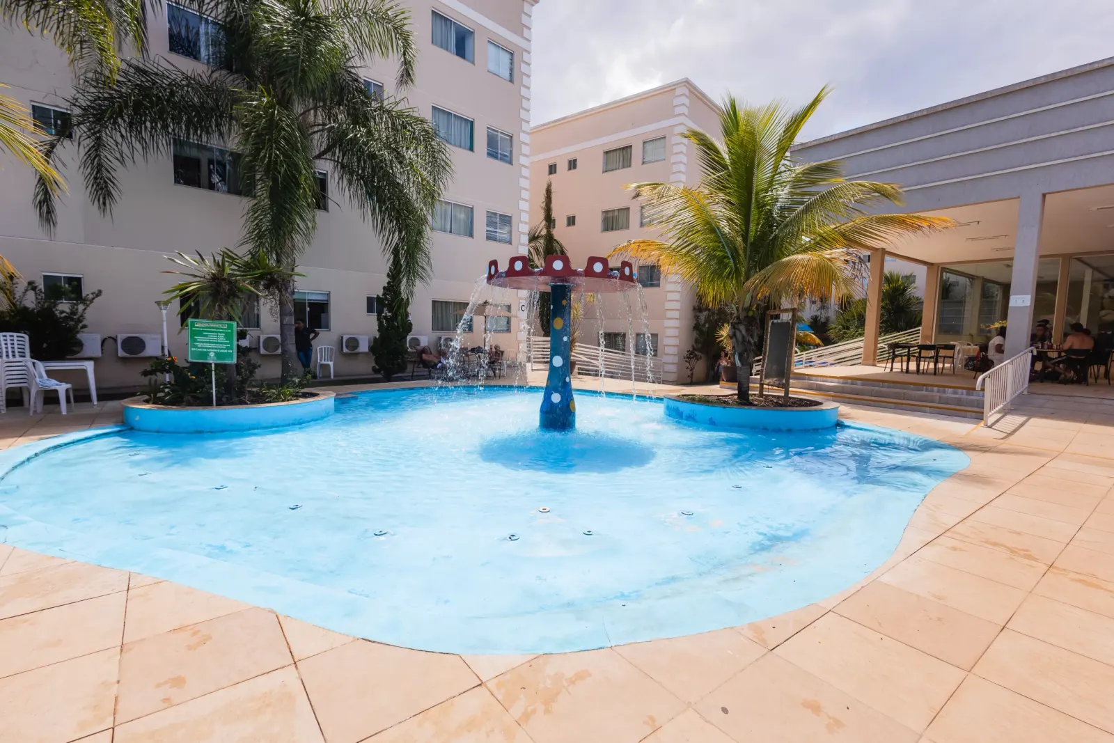 Piscina infantil com chafariz e área de lazer do Encontro das Águas Thermas Resort