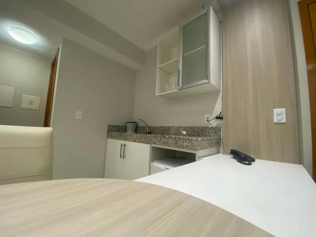 Quarto de casal standard, limpo e bem arrumado.
