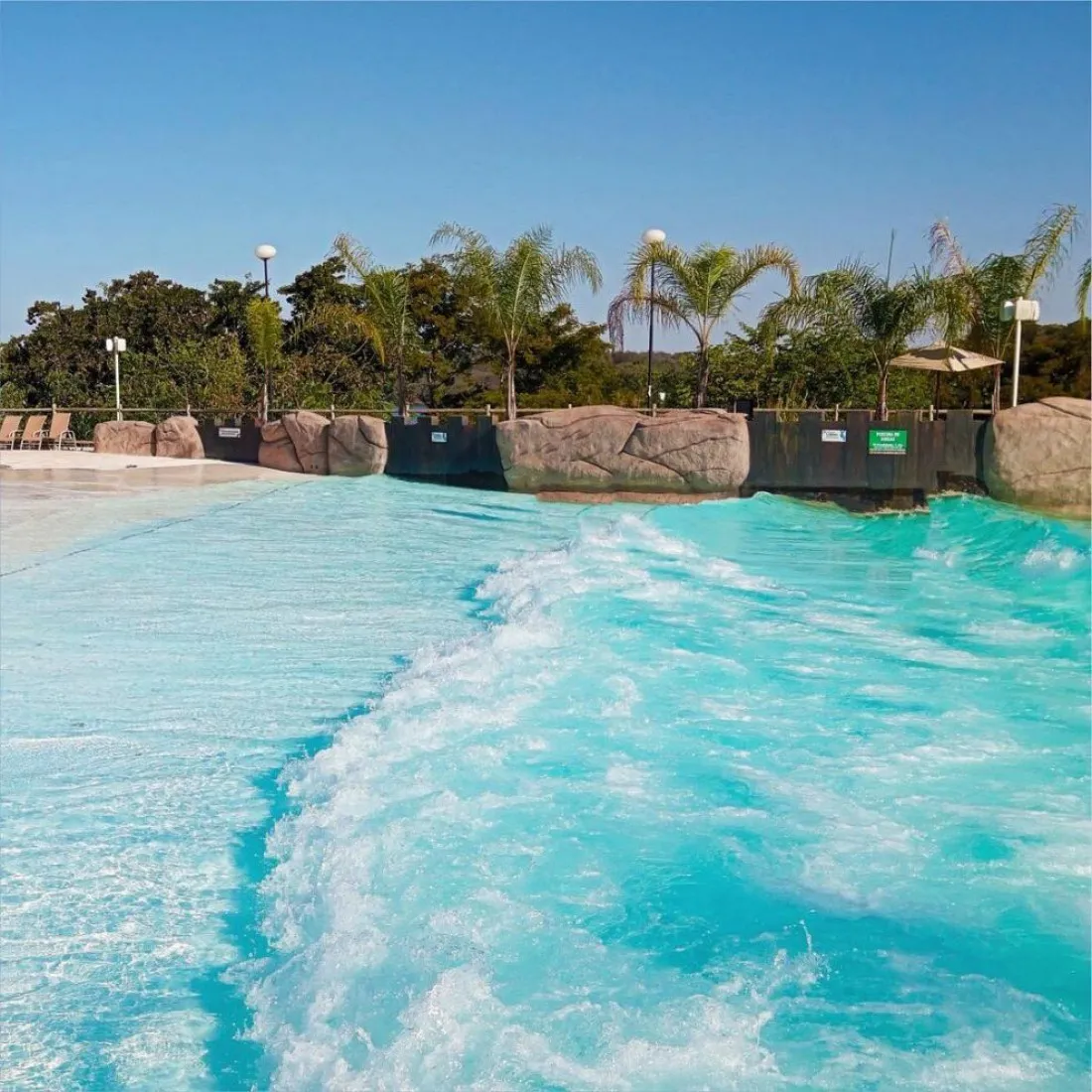 Pessoas relaxando em uma piscina de águas termais no Kawana Park