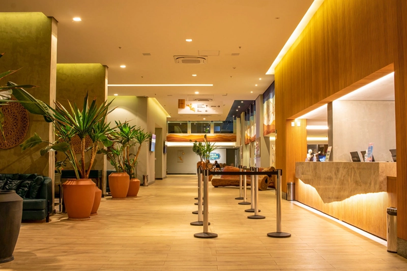 Recepção e lobby de entrada do Hot Beach Suites.