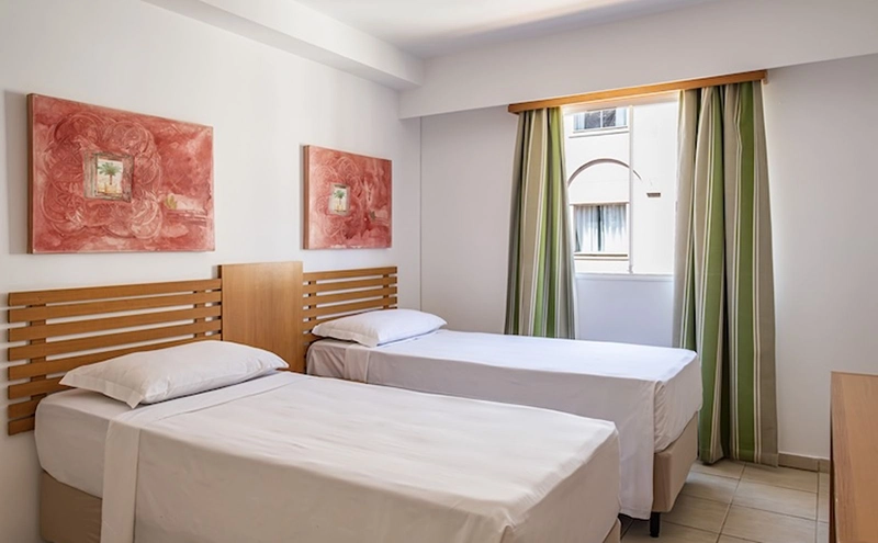 Acomodação do hotel com duas camas de solteiro.