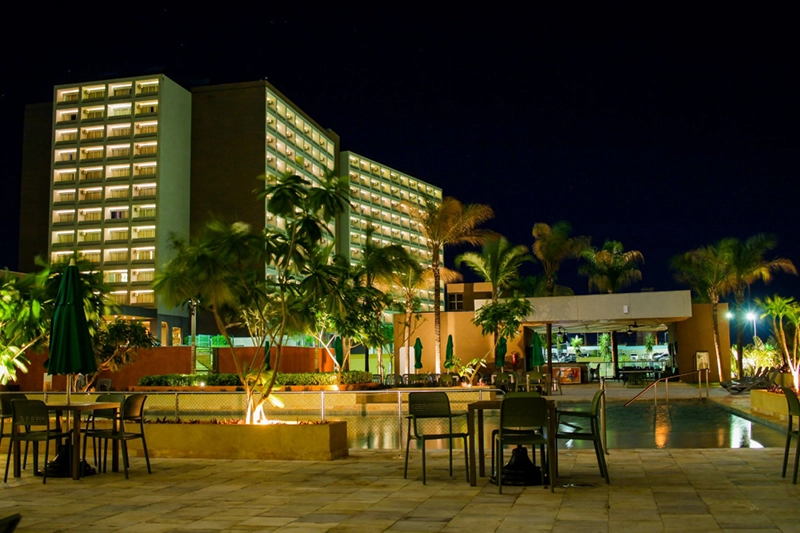 Vista noturna da fachada do prédio do hotel.