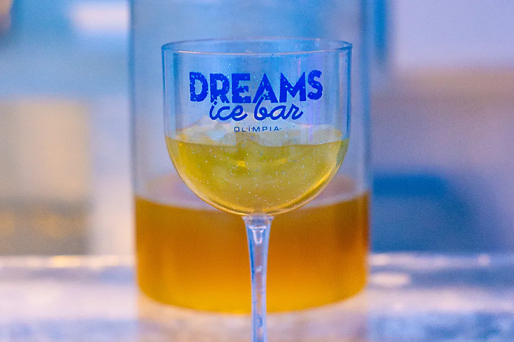 Banner do Dreams Ice Bar mostrando o interior com iluminação colorida e esculturas de gelo.