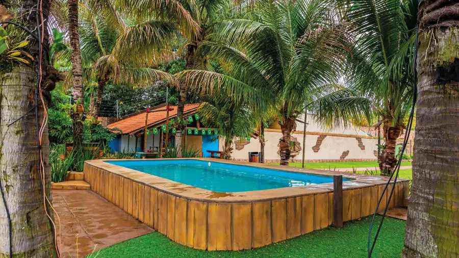 Crianças se divertindo na fazendinha do resort.