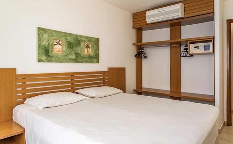 Quarto de hotel equipado com uma cama de casal.