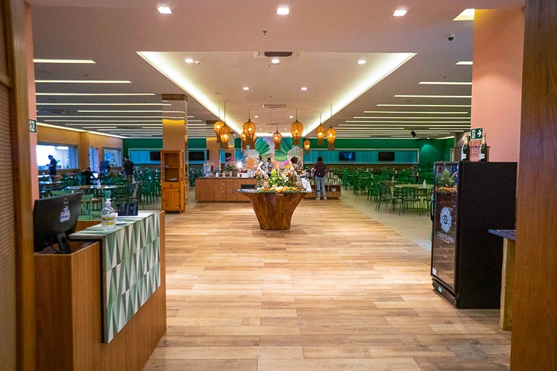 Salão do restaurante do hotel, com mesas e cadeiras coloridas.