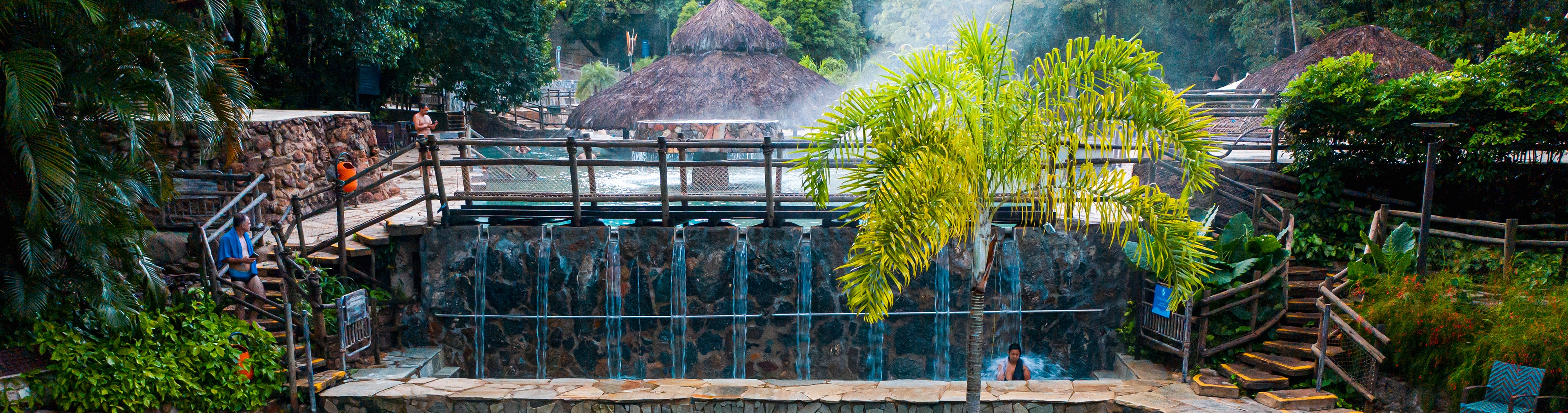Vapor subindo das águas quentes do Parque das Fontes em Rio Quente ao amanhecer