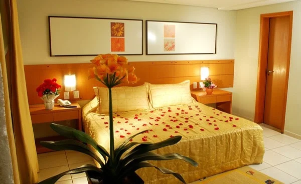Quarto aconchegante do Privê Thermas Hotel com duas camas de casal