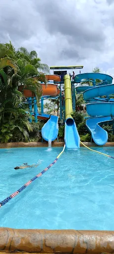 Visitantes se divertindo na piscina de ondas do Lagoa Termas Parque