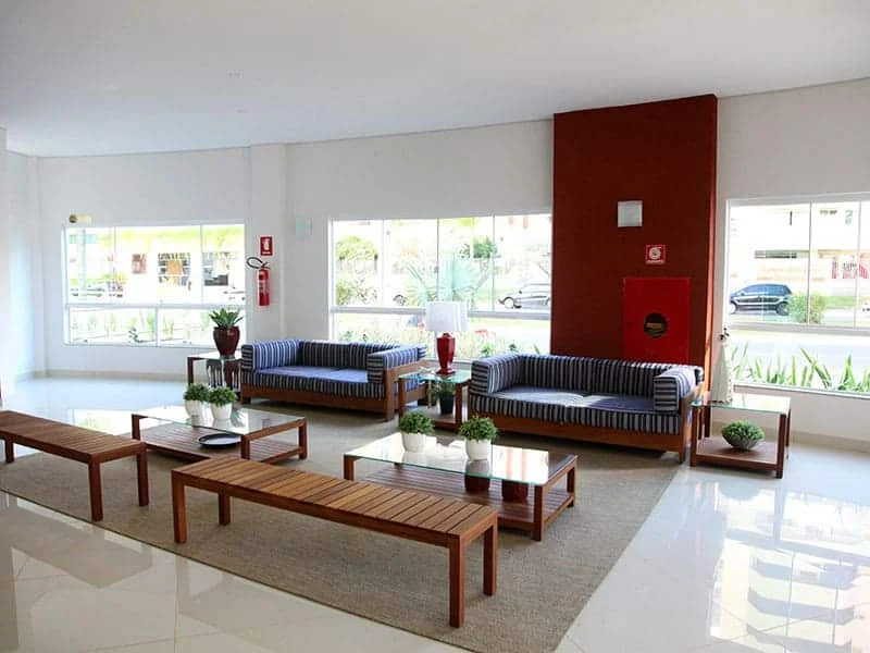 Restaurante do hotel com mesas postas e buffet ao fundo.