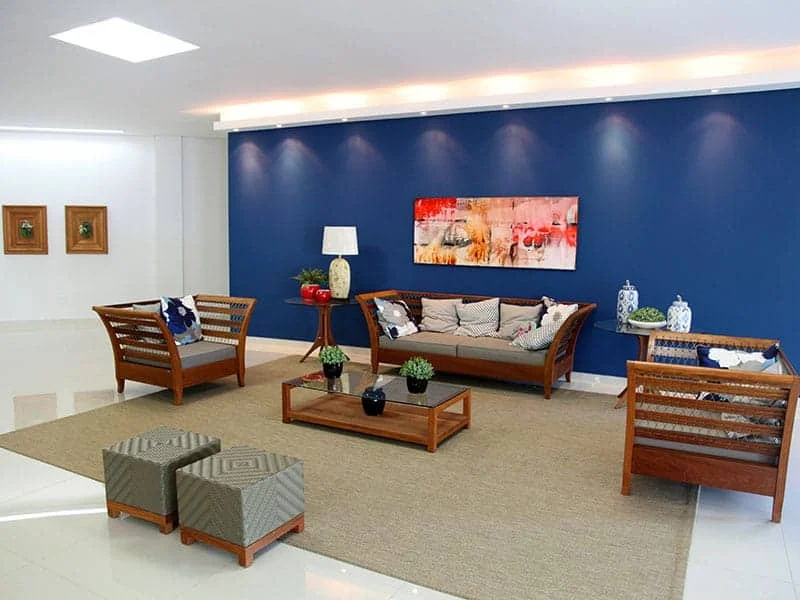 Interior de um apartamento do hotel, mostrando a sala e o quarto