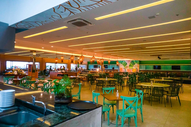 Outro ângulo do restaurante, mostrando a decoração e o buffet.