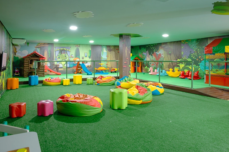 Outro ângulo da área de recreação infantil, mostrando o espaço e as atividades.