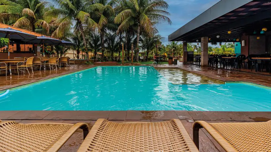 Piscina aquecida à noite com iluminação suave.