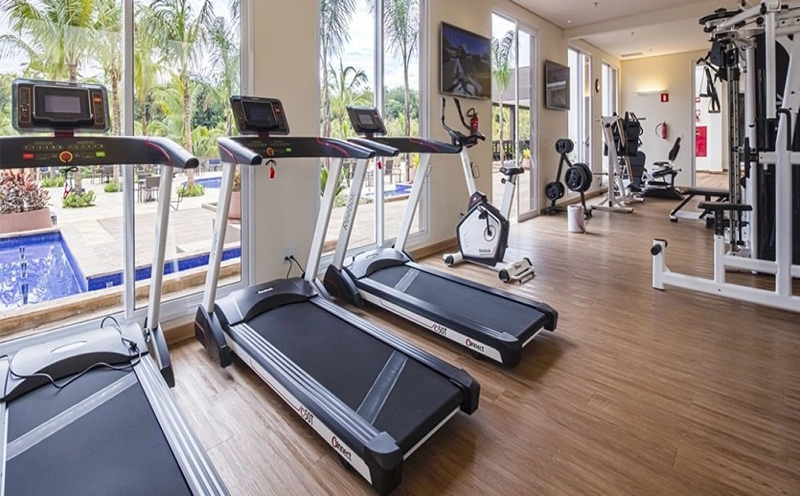 Academia do resort com esteiras e equipamentos de ginástica.
