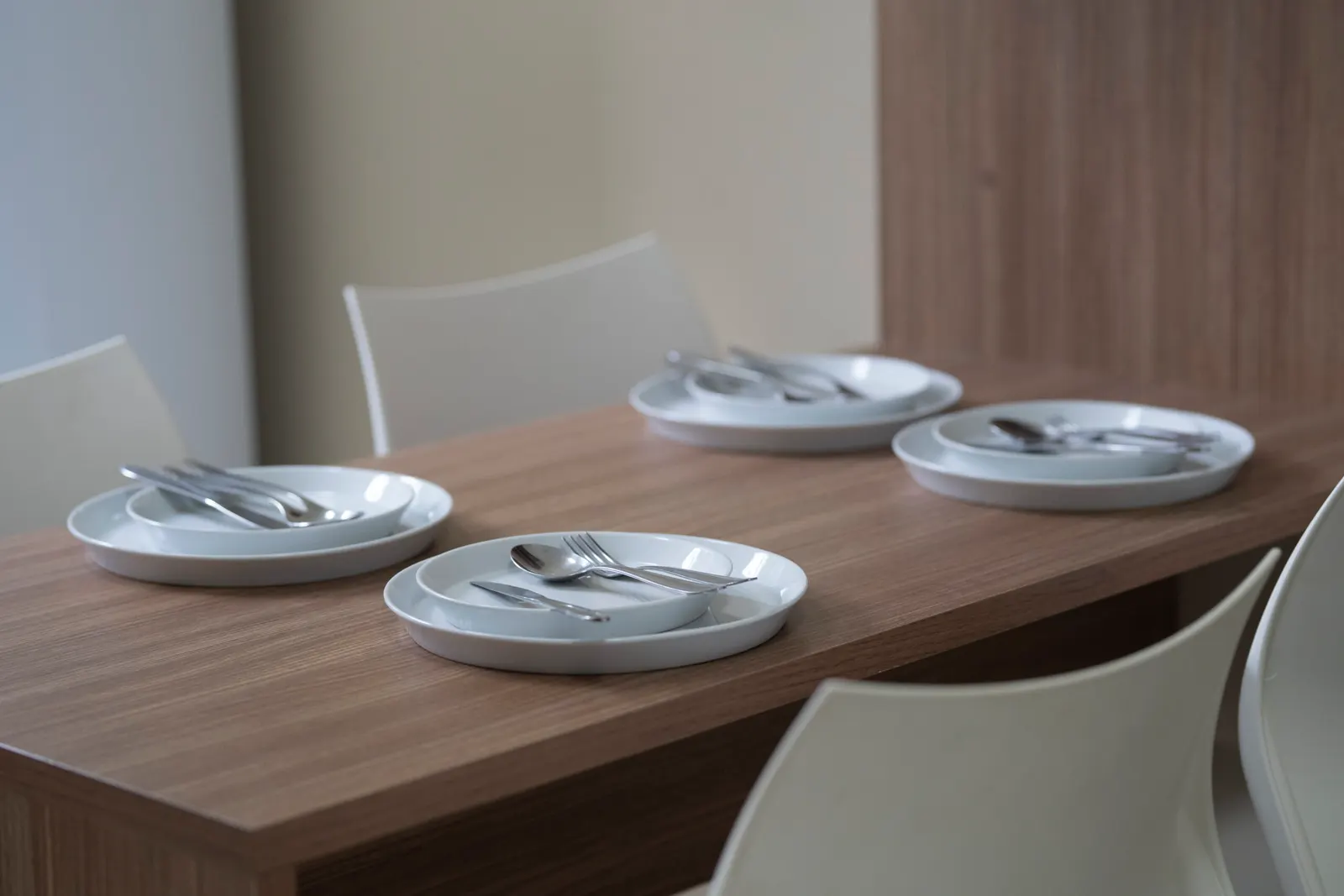 Mesa de refeições posta no apartamento.