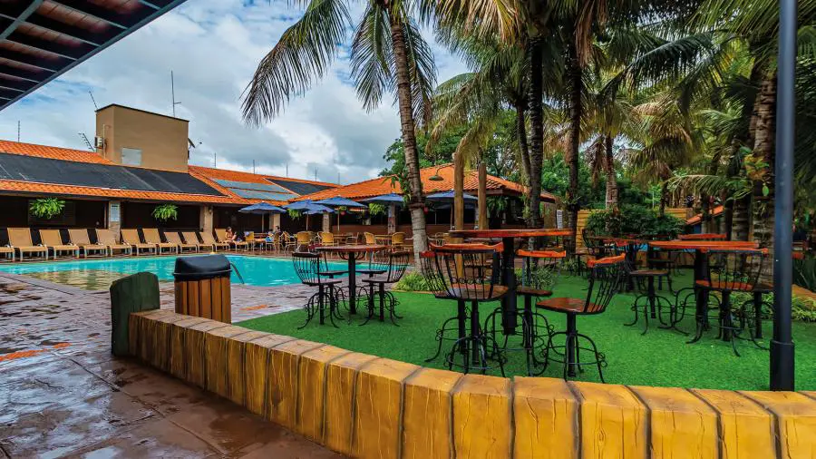 Área de relaxamento com espreguiçadeiras à beira da piscina.
