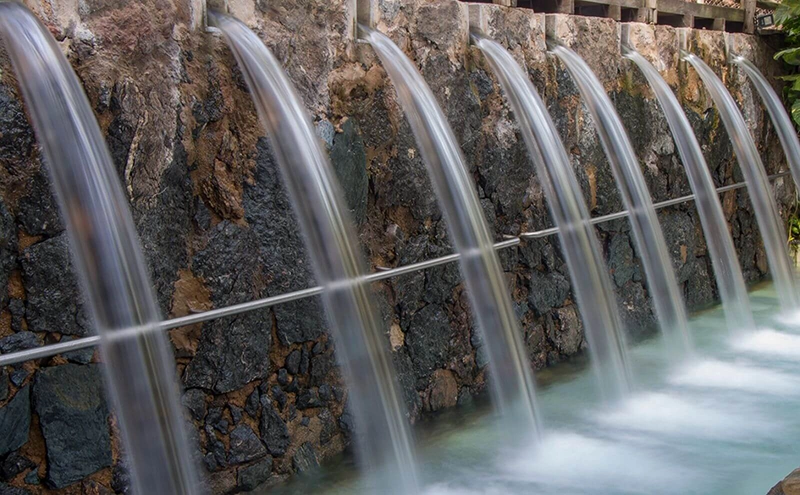 Fervedouro no Jalapão com águas azuis e vegetação de cerrado.