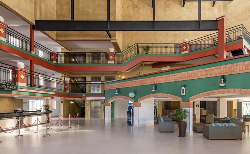 Área de convivência e corredores internos do Hotel Giardino.