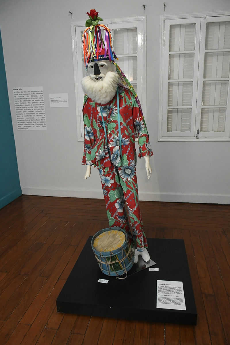 Traje típico do Festival do Folclore em exposição no museu