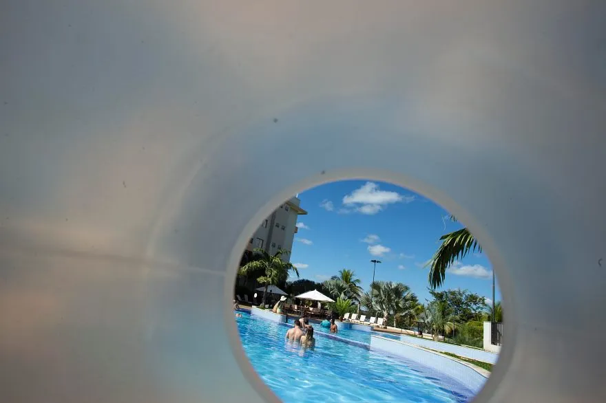 Piscina infantil com brinquedos aquáticos.