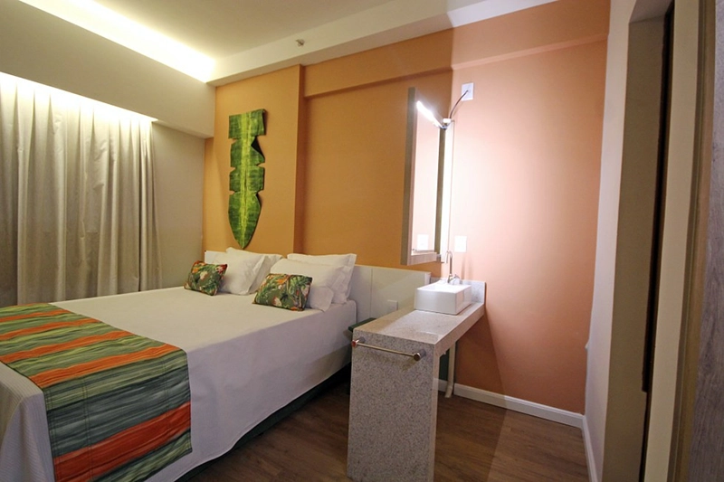 Quarto com duas camas de solteiro e decoração moderna.