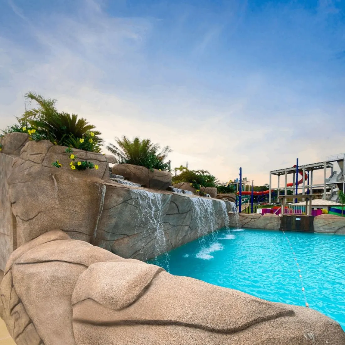 Piscina de águas termais com cascata, ideal para relaxamento.