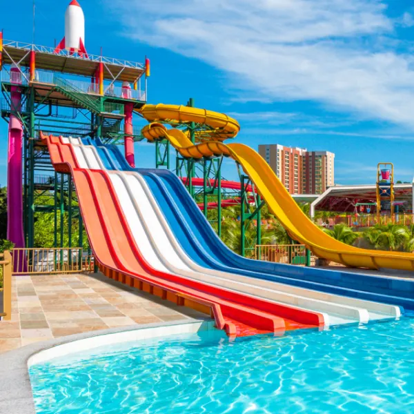 Piscina ampla para relaxamento com jatos de hidromassagem.