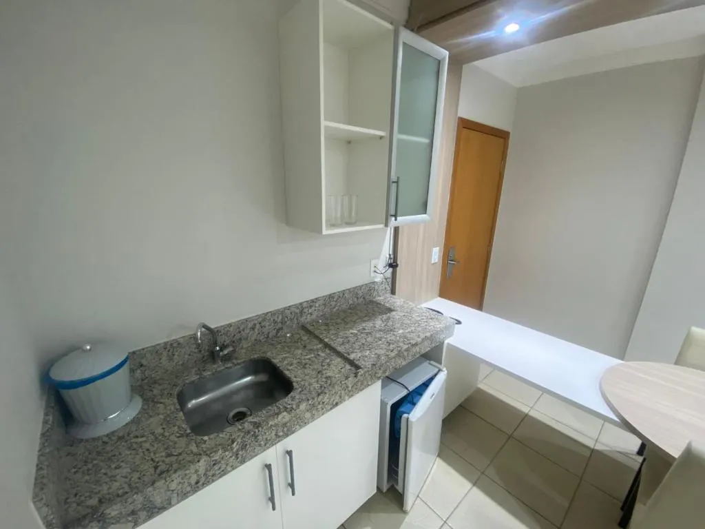 Banheiro privativo do apartamento, limpo e funcional.